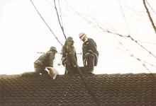 OVI-00000709 3 man brandloeg op het dak. schoorsteenbrandje Lepelaarstr.
